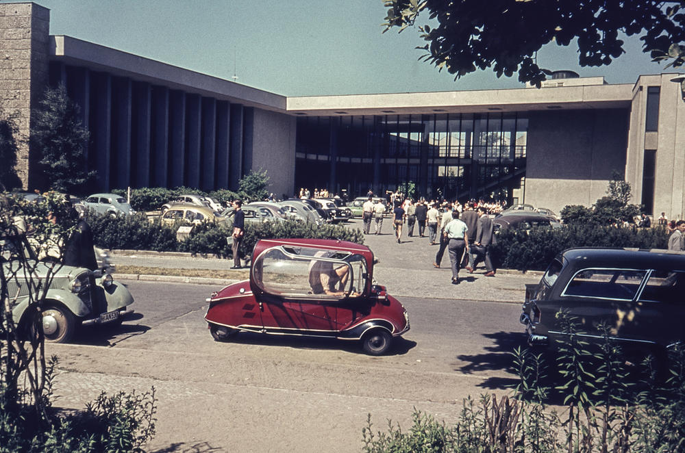 Mit Messerschmitt Kabinenroller zur Uni: Schon in den 1950er Jahren fuhr so mancher mit dem Auto zur Vorlesung. Der am 19. Juni 1954 eröffnete Henry-Ford-Bau wurde als zentrales Hörsaalgebäude der Freien Universität errichtet.