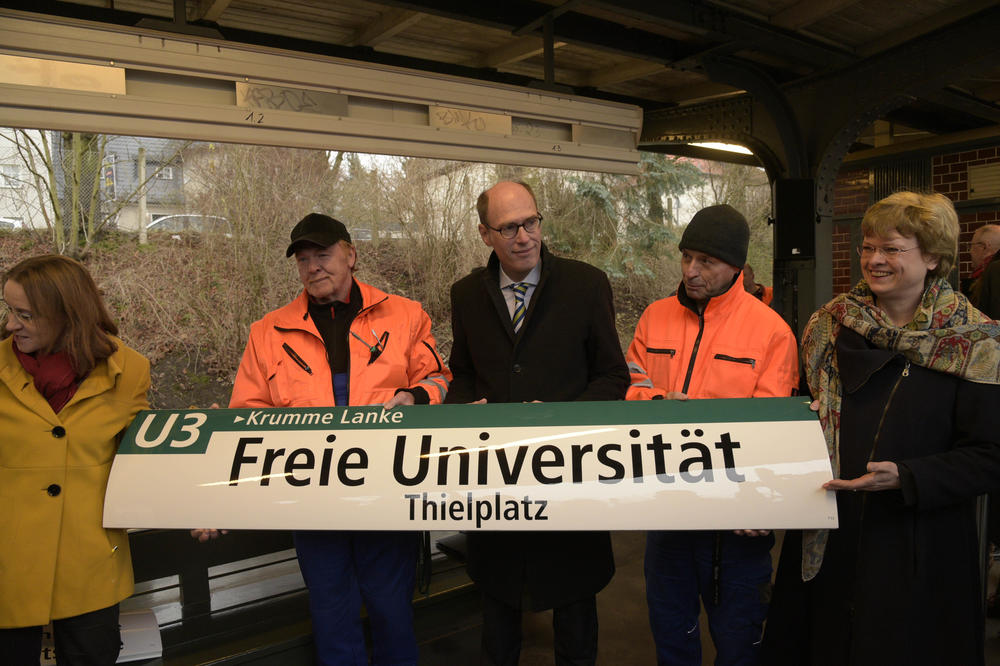 Neuer Name: Für die Umbenennung des Bahnhofs „Thielplatz“ der U3 in „Freie Universität“ hatte sich Universitätspräsident Alt stark gemacht. Das Bild zeigt ihn mit der Zehlendorfer Bezirksbürgermeisterin Cerstin Richter-Kotowski und BVG-Mitarbeitern.