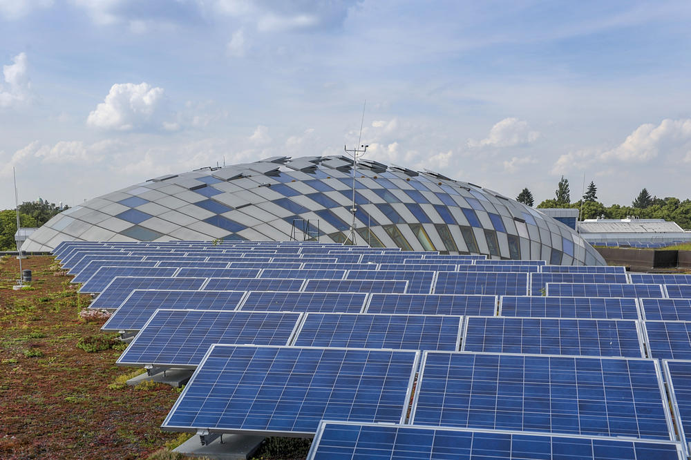 Auf Sonnenfang: Auf dem Dach der Rost- und Silberlaube an der Habelschwerdter Allee 45 werden rund 350 kWStrom gewonnen. Insgesamt verfügt die Freie Universität über neun Dachsolaranlagen mit einer Kapazität von 647 kWh