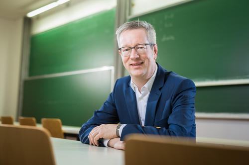 Vielfach ausgezeichneter Mathematiker – Günther M. Ziegler an seinem Institut