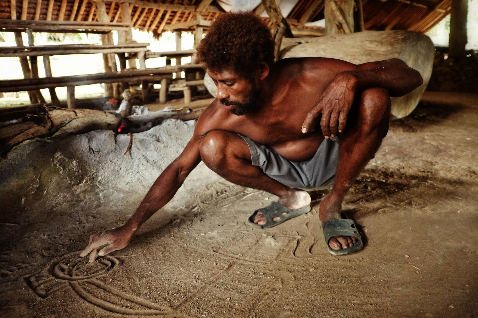 Ein Häuptling im südpazifischen Vanuatu kommuniziert über in den Sand gemalte Zeichen. Von den insgesamt etwa 7000 Sprachen weltweit gilt mehr als ein Drittel als gefährdet.