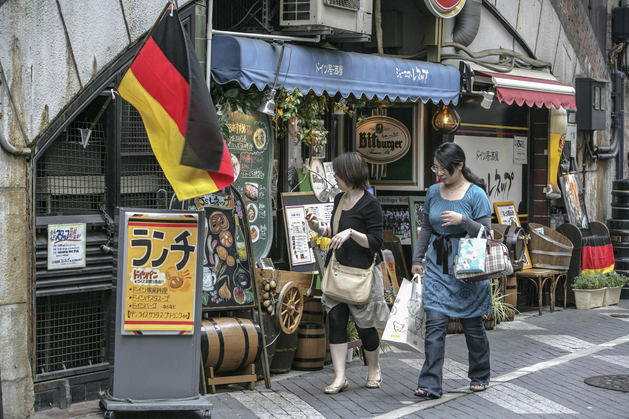 Currywurst, Semmel und Maßkrug auf Reisen: Deutsche Spezialitäten werden wie auf unserem Foto in einem Tokioter Restaurant heute ebenso selbstverständlich angeboten wie asiatische Gerichte hierzulande.