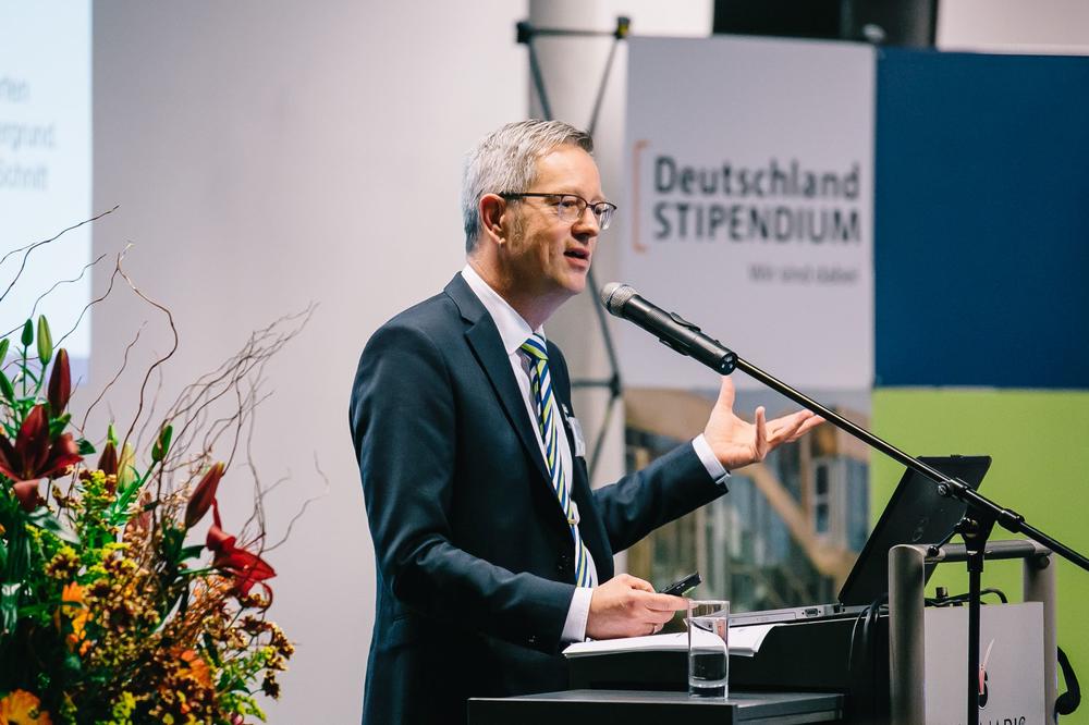 2019, als Präsenzveranstaltungen noch möglich waren, begrüßte Universitätspräsident Günter M. Ziegler die Deutschlandstipendiatinnen und -stipendiaten.