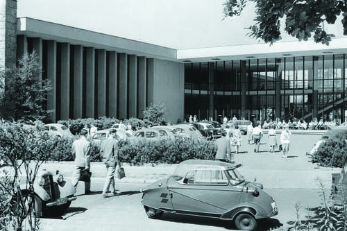 Angerollt. Mehrere Jahre wurde der Platz vor der Wandelhalle des Hörsaalgebäudes als Parkplatz genutzt. Das Bild aus den 50er Jahren zeigt vorn einen Messerschmitt-Kabinenroller.