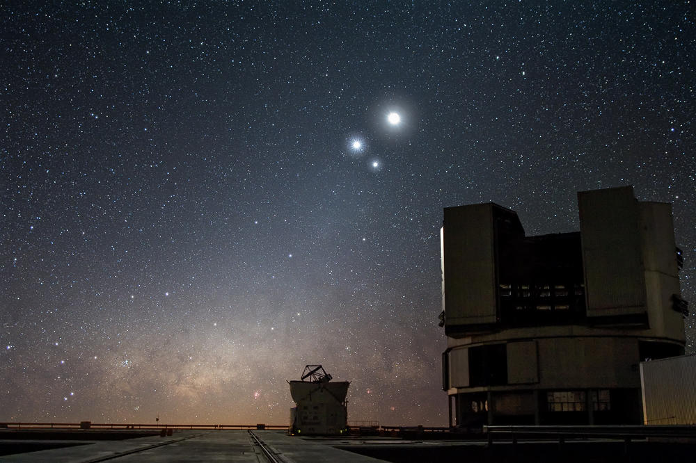 Seltene Konstellation. Oberhalb des Mondes wird die Große Konjunktion bei gutem Wetter zu sehen sein, wie ein Bild des Merkur und der Venus verdeutlicht (Paranal-Observatorium/Chile).