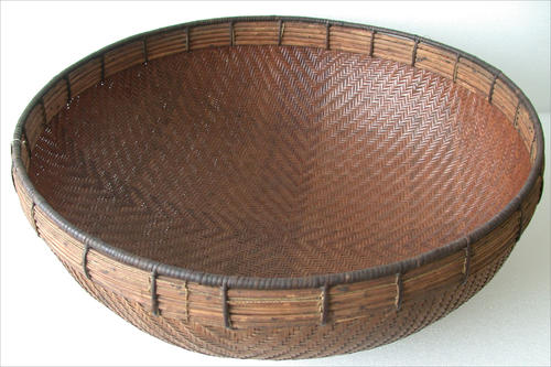 Hergestellt von der indigenen Gruppe der Yahuna: 1905 hatte der Anthropologe Theodor Koch-Grünberg den Korb aus Kolumbien ins Ethnologische Museum gebracht. Geflochten wurde er auch aus Fasern der Jupati-Palme.