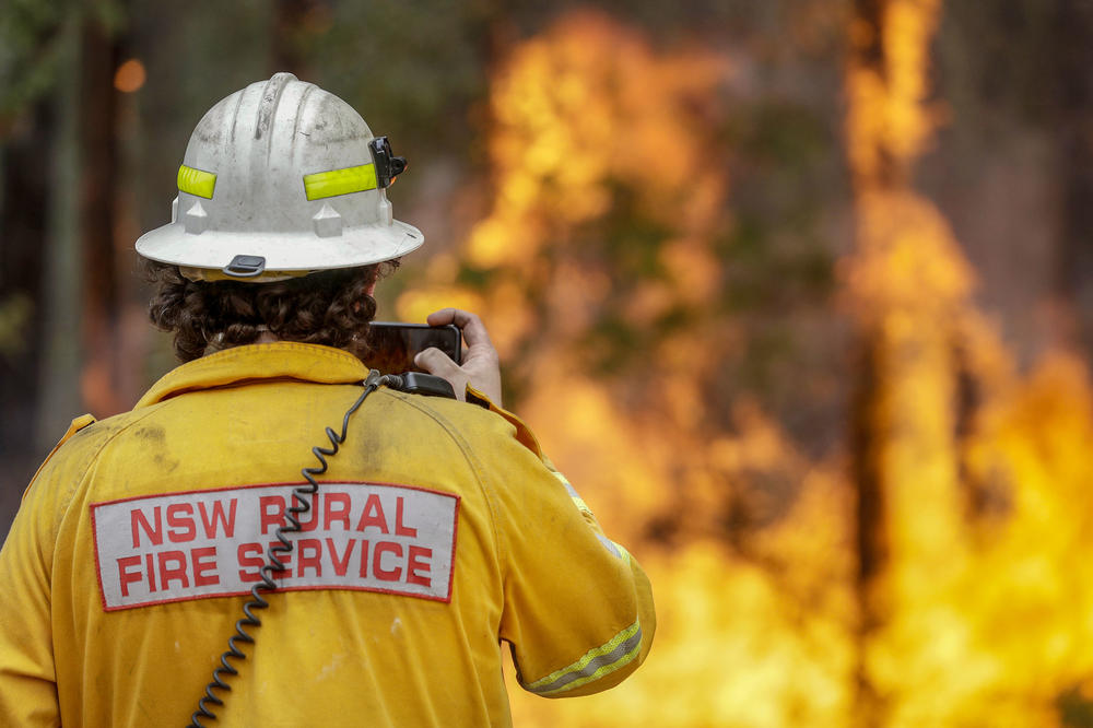 Ein Feuerwehrmann des „New South Wales Rural Fire Service“ filmt im Januar 2020 einen Brand in der Nähe des australischen Tomerong.