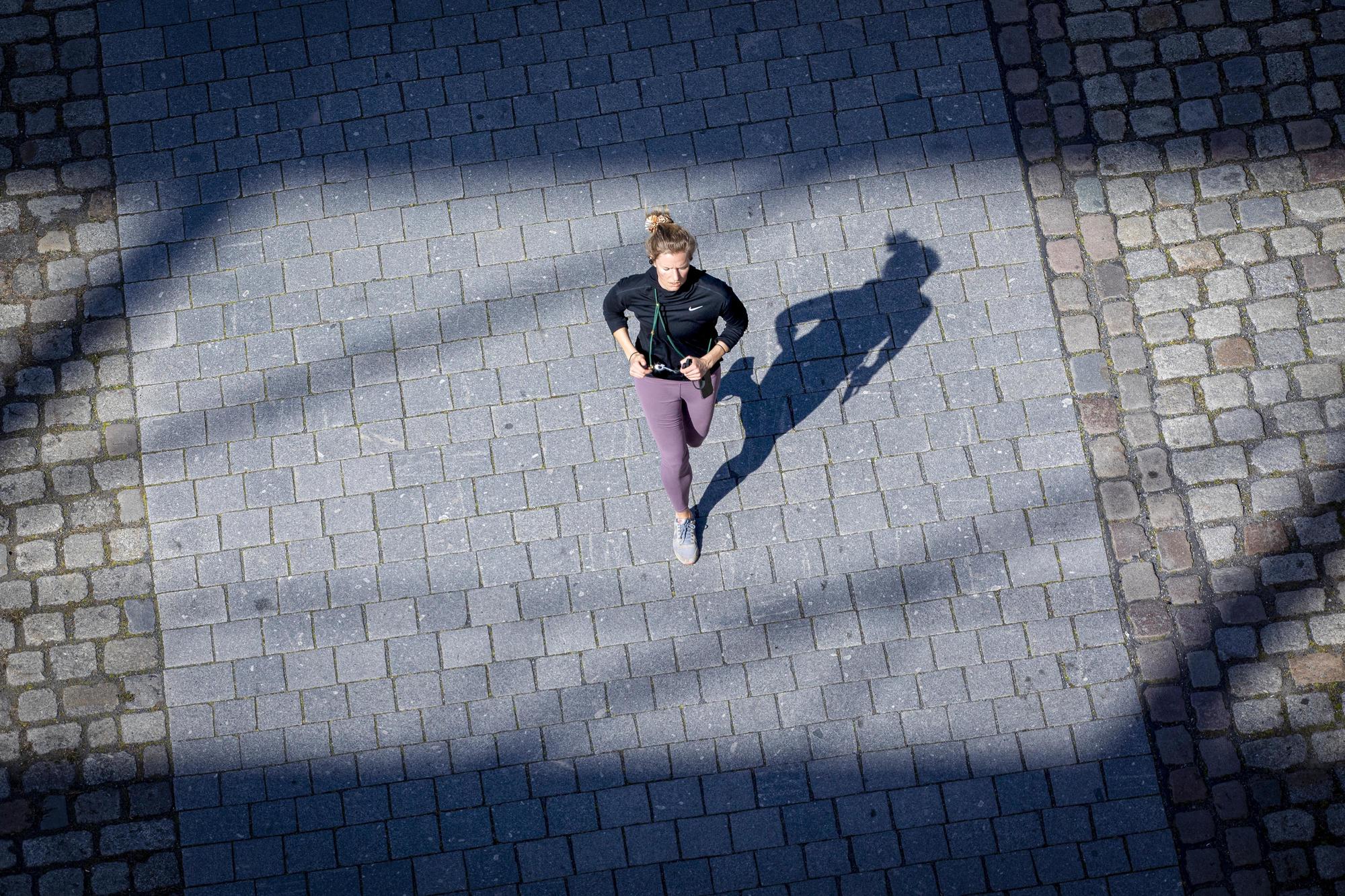 In der Coronakrise hält Joggen gesund und stärkt das Immunsystem. Infektionsgefahr besteht nicht, solange die Abstandsregeln eingehalten werden.