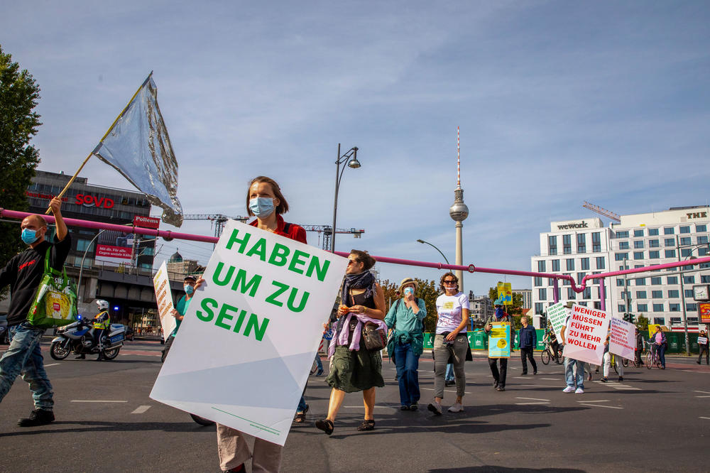Demonstration für ein bedingungsloses Grundeinkommen nahe des Berliner Alexanderplatzes am 19. September. Im Rahmen des internationalen „Basic Income March“ gingen an diesem Tag weltweit Menschen für eine solche Grundsicherung auf die Straße.