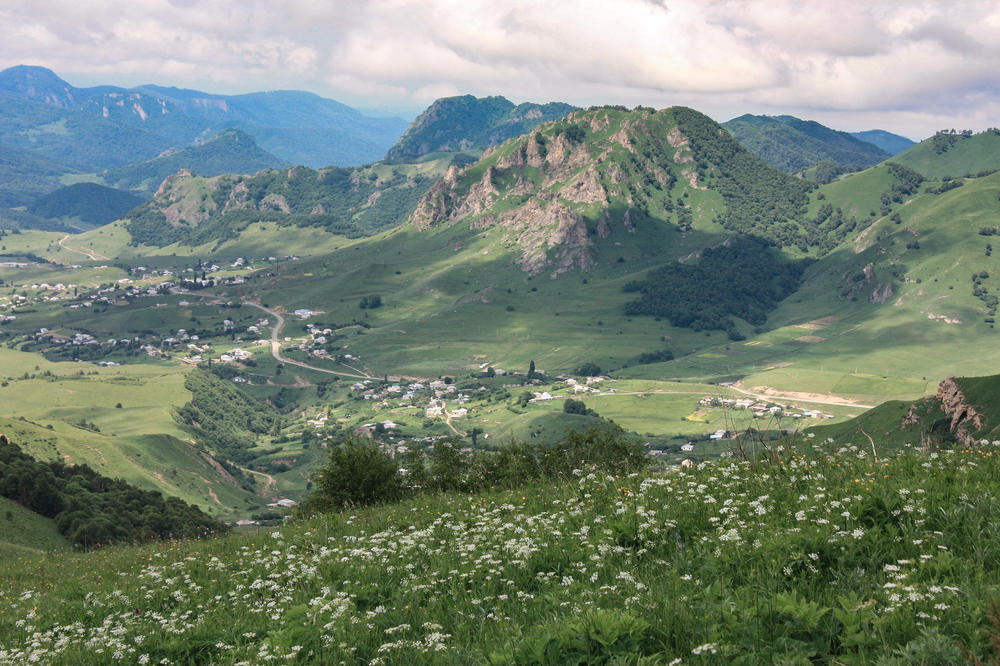 Mosaik vieler Lebensräume. Gebirgslandschaft im Nord-Kaukasus (Karachay-Cherkessien, Russische Föderation).