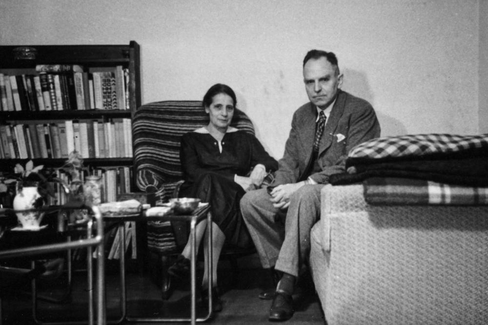 Die Physikerin Lise Meitner, am Abend vor ihrer Flucht ins Exil im Juni 1938. Neben ihr ihr Kollege Otto Hahn. Die Verleihung des Nobelpreises für Chemie an Hahn jährt sich am 10. Dezember zum 75. Mal.
