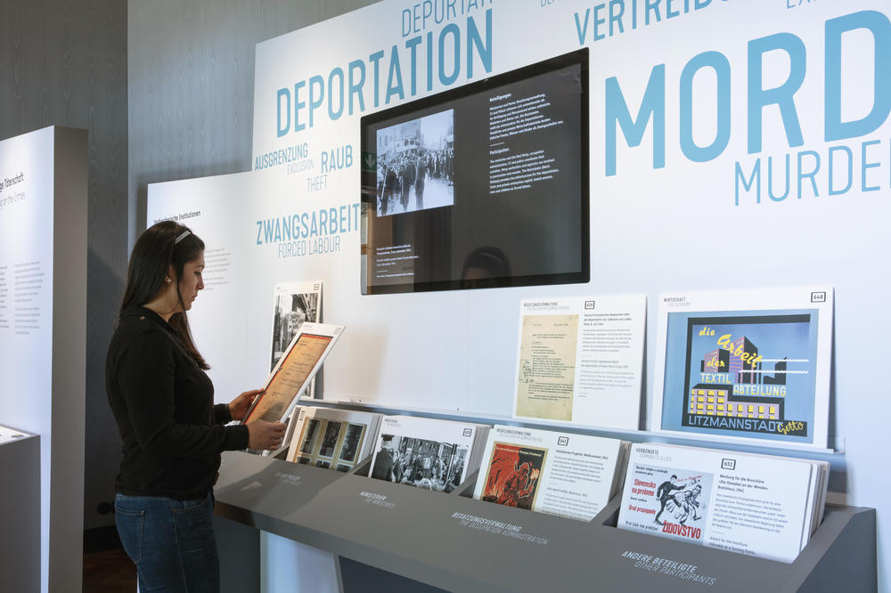 Dokumentation des Grauens. In der Gedenk- und Bildungsstätte Haus der Wannsee-Konferenz zeigt die Dauerausstellung „Die Besprechung am Wannsee und der Mord an den europäischen Jüdinnen und Juden“ in Raum 6 die „Arbeitsteilige Täterschaft“.