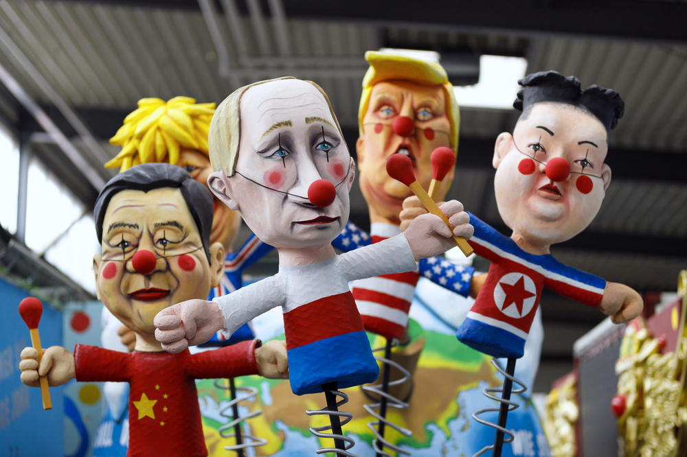 Karnevals-Wagen mit Persiflagen von Chinas Staatspräsident Xi Jinping, Boris Johnson, britischer Premierminister Boris Johnson, Wladimir Putin, russischer Präsidenten, Donald Trump, ehemaliger US-Präsident, und Kim Jong-un, Nordkoreas Machthaber.