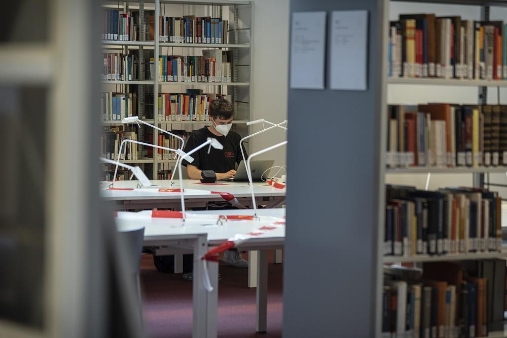 Viele Studierende lernen lieber außerhalb der Wohnung oder des WG-Zimmers. Die Bibliotheken der Freien Universität bieten wieder coronagerechte Plätze an.