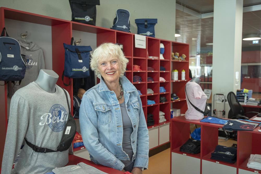 Die Leiterin Sigrid Wachsmuth-Melm verkauft T-Shirts, Kaffeebecher und vieles mehr mit Hochschul-Signet.