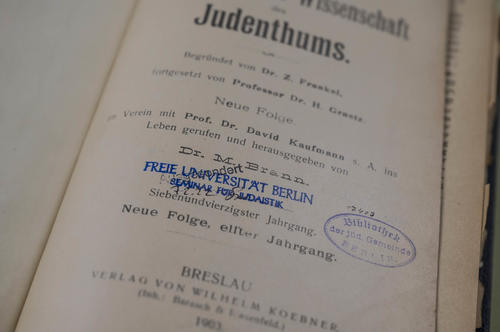 Soeben restituiert. Der Bibliotheksstempel der Jüdischen Gemeinde zu Berlin wies die Provenienzforscher auf die richtige Spur.
