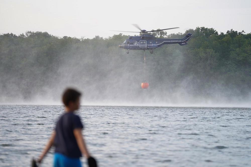 Juni 2022, Seddiner See. Ein Hubschrauber der Bundespolizei nimmt Wasser auf, um die Waldbrände in Treuenbrietzen und Beelitz zu bekämpfen.