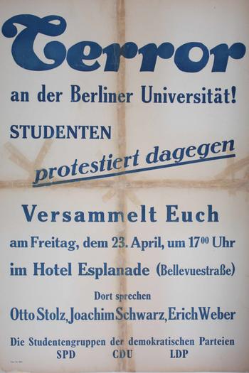 Abbildung des restaurierten Plakats, blaue Schrift auf weißem Grund, Überschrift lautet "Terror"