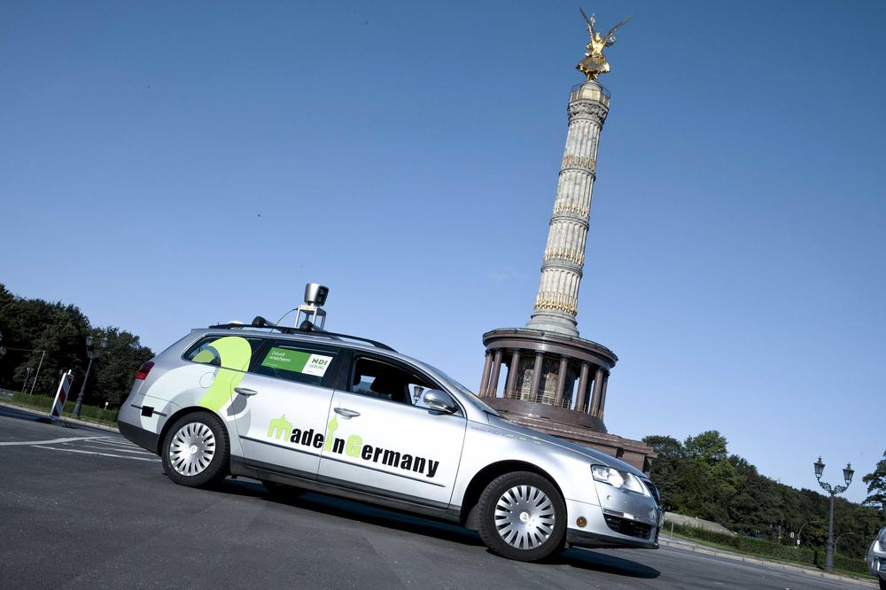Made in Germany und unterwegs in Berlin. Das von Forschenden der Freien Universität Berlin entwickelte autonome Fahrzeug bei einer seiner Testfahrten im Dezember 2015.