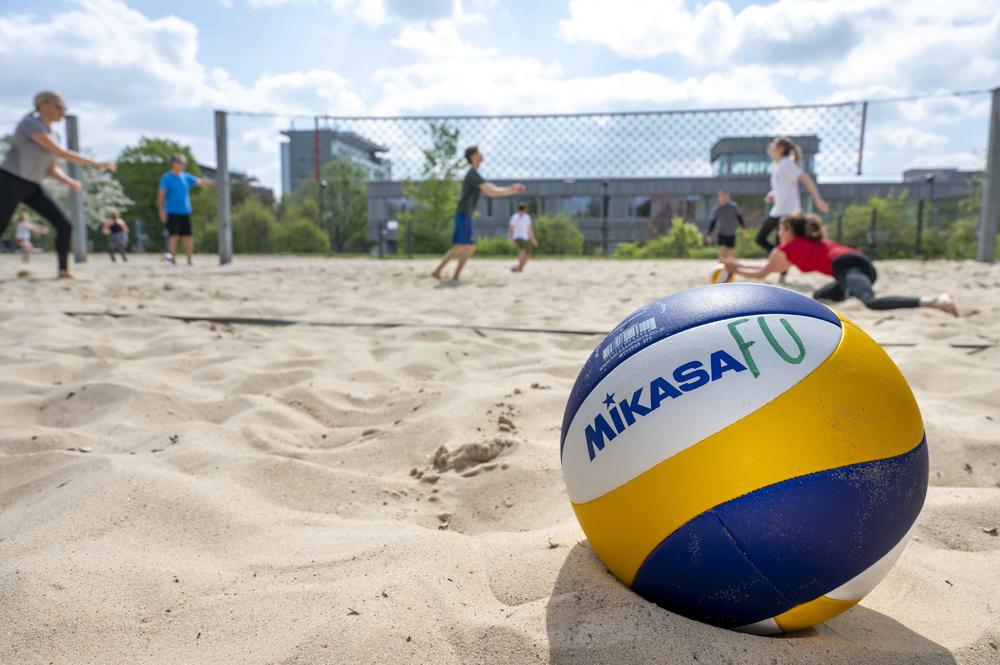 Das Feld an der Fabeckstraße lädt zum Beachvolleyball ein. Der Hochschulsport bietet auch Kurse an.