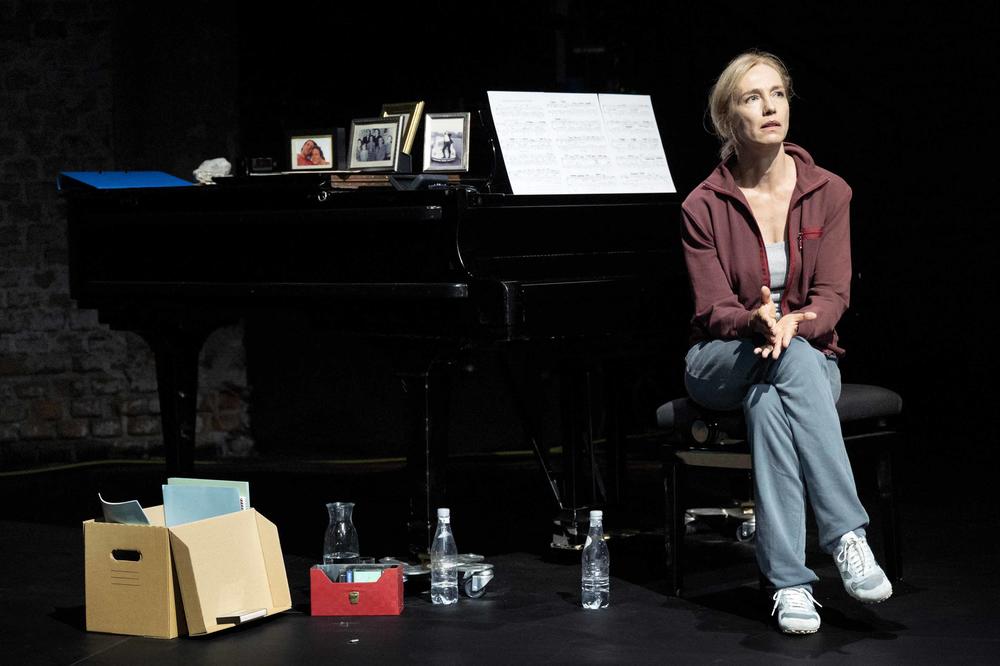 Was bleibt am Ende des Lebens? Im Stück „Everywoman“ von Milo Rau und Ursina Lardi an der Berliner Schaubühne (Deutschlandpremiere im Oktober 2020) geht es um alles: das Leben, den Tod, um Einsamkeit und Gemeinschaft.