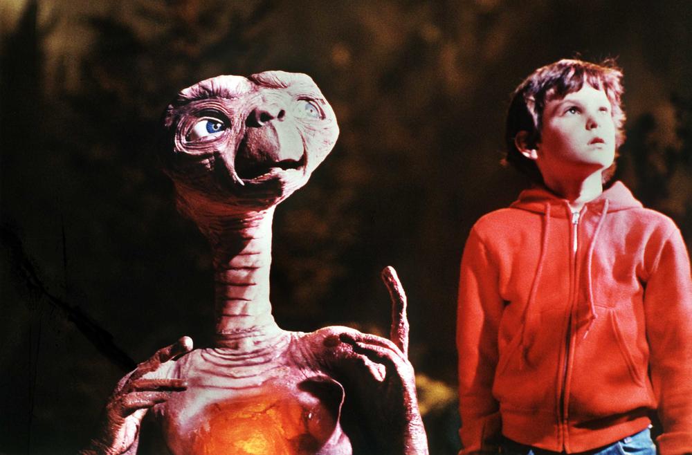 Foto aus dem Film "E.T.": E.T. mit dem Jungen Elliot
