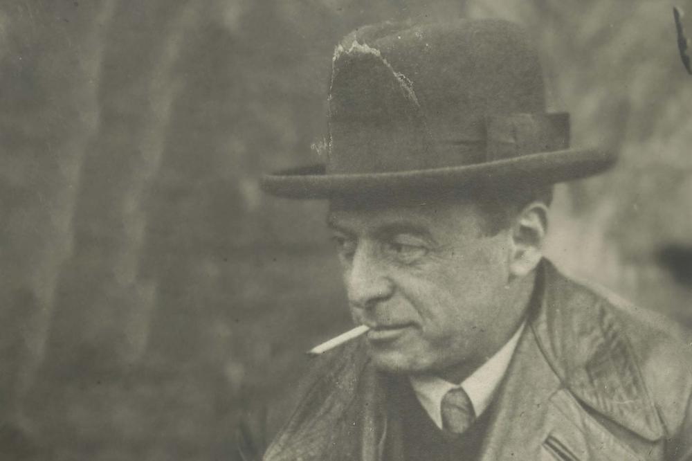 Porträt in Schwarz-Weiß von Hermann Borchardt mit Hut und Zigarette. Das Foto wurde 1935 in Minsk aufgenommen.