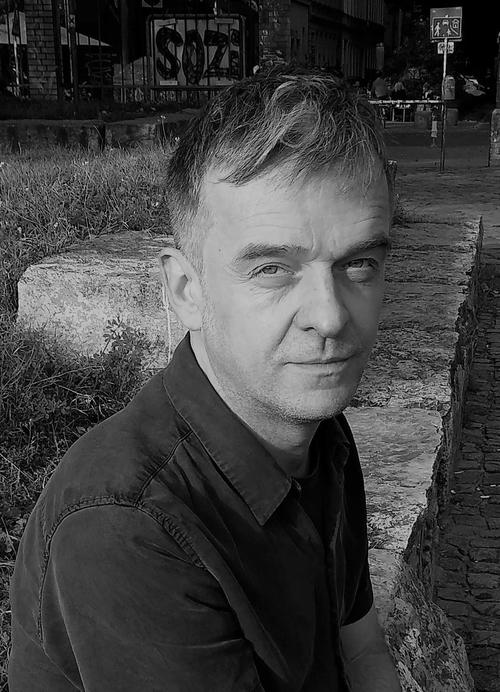 Porträt des Film- und Literaturwissenschaftlers Christoph Hesse in schwarz-weiß