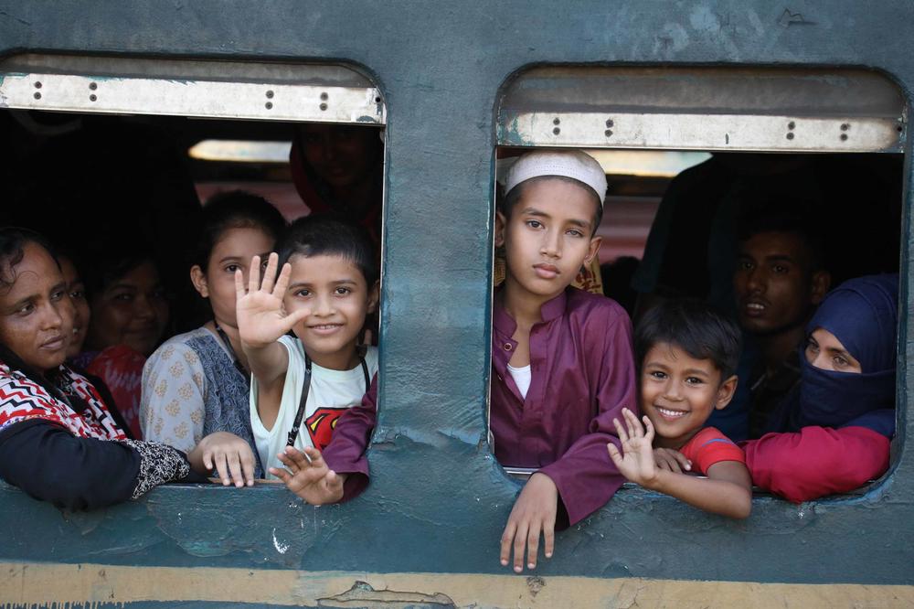 Kinder am Zugfenster in Bangladesch