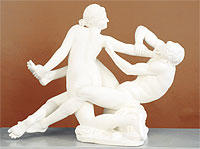 In der Skulptur wehrt das Zwitterwesen Hermaphroditos den Angriff eines Satyrs ab.