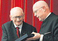 Dieter Lenzen überreicht Wladyslaw Bartoszewski (links) den internationalen Freiheitspreis der Freien Universität Berlin.