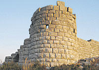 Weithin sichtbar sind die noch bestens erhaltenen Abschnitte des einstmals neun Kilomenter langen Befestigungsrings am Berg Ithome auf der südwestlichen Peloponnes.