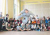 Die Shaolin-Mönche Berlin führen ihre spektakuläre Kampfkunst vor.
