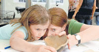 Was verrät die Tonscherbe? Am Prähistorischen Institut der Freien Universität werden junge Schatzgräber angeleitet.