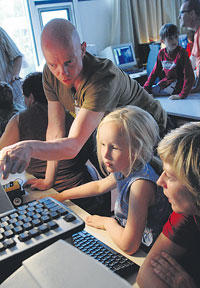 Computer sind auch für Kinder Arbeits- und Spielinstrumente.