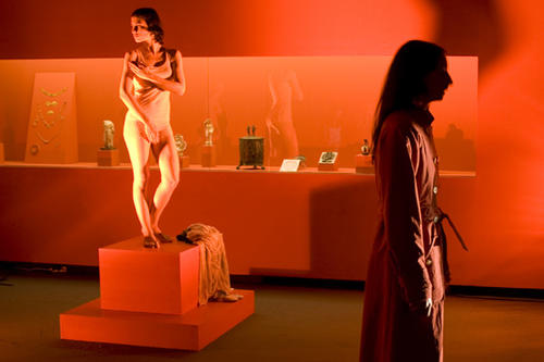 "Wohin mit den Göttern?": Bei einem exklusiven Rundgang durch die Ausstellung begegneten die Besucher auch Aphrodite, Demeter und Poseidon.