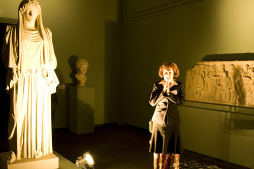 "Wohin mit den Göttern?": Bei einem exklusiven Rundgang durch die Ausstellung begegneten die Besucher auch Aphrodite, Demeter und Poseidon.