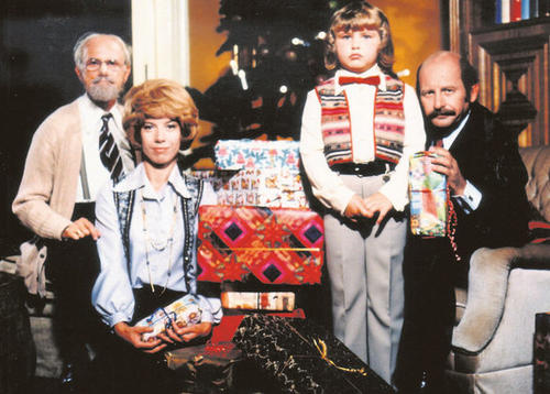Im zeitlosen Sketch „Weihnachten bei Hoppenstedts“ aus dem Jahr 1978 persifliert Loriot Feiertagsrituale im Familienkreis.