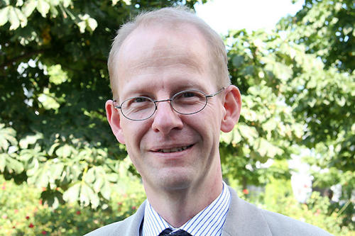 Eckart Rühl koordiniert den Aufbau des Exzellenzzentrums. Er ist Professor für Physikalische und Theoretische Chemie an der Freien Universität.