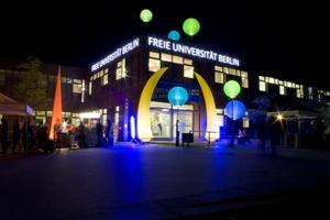 Bunte Lichtobjekte illuminieren während der "Klügsten Nacht des Jahres" am 5. Juni das Hauptgebäude der Freien Universität an der Habelschwerdter Allee 45.
