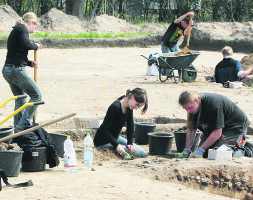 Fünf Tonnen Eisenschlacke oder 300 Eimer voll: Die Archäologen der Freien Universität graben sich bei Glienick im brandenburgischenWald bis in die vorrömische Eisenzeit.