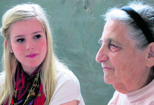 „Die direkte Begegnung ist eindringlich“: Schülerin Mariam Mogge im Gespräche mit der ehemaligen Sklavenarbeiterin Jutta Pelz-Bergt.