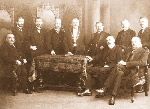 Richard Eberlein (Mitte), Rektor der Königlichen Tierärztlichen Hochschule Berlin, mit der ihm 1909 verliehenen goldenen Amtskette. Er promovierte 1911 die ersten 12 Doktoranden.