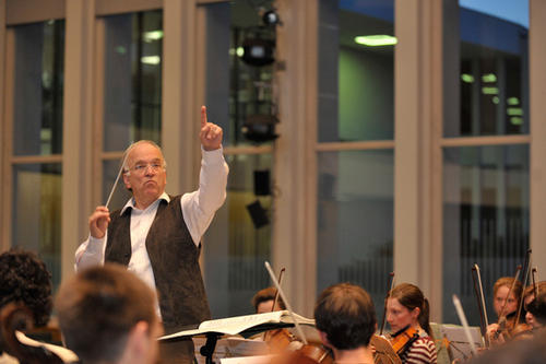 Manfred Fabricius wird zum letzten Mal das traditionelle Semesterabschlusskonzert dirigieren. Die Aufführungen in der Philharmonie finden am 1. und 2. Juli statt.