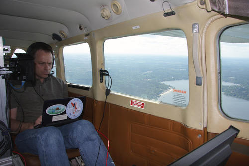 Wissenschaftler Thomas Ruthz misst an Bord der Cessna 207 Schwebepartikel in der Luft, wie etwa Ascheteilchen.