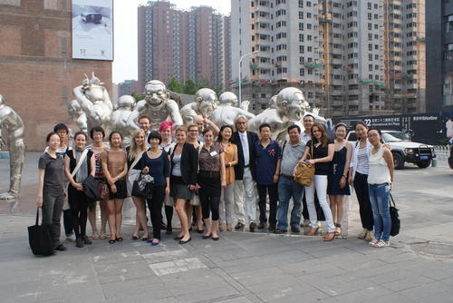 Die Studierenden des IKM profitieren von der internationalen Ausrichtung des Instituts. Teilnehmer der Summer Academy 2011 vor dem Today Art Museum Peking.