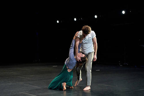 Die Tänzer Anna MacRae und Matthieu Burner in der Produktion „horizon(s)“ von Laurent Chétouane.