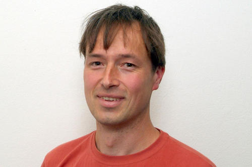 Dieter Braun ist seit 2007 Professor für Biophysik an der Ludwig- Maximilians-Universität München. Er wurde 1970 in Schwenningen am Neckar geboren und studierte Physik in Ulm.