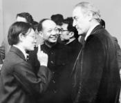 1981: Kooperationsvertrag mit der Universität Peking.  FU-Präsident Eberhard Lämmert im Gespräch mit Angehörigen der Universität Peking