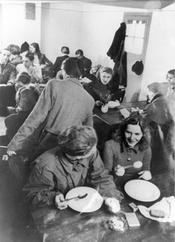 1949 Mensabaracke Freien Universität, seit  dem 1.12.1948 in Betrieb. Studenten essen in der Mittagspause in der Mensa.